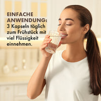 Thumbnail for Frau trinkt Wasser neben Einnahmehinweis: 3 Kapseln täglich zum Frühstück mit viel Flüssigkeit