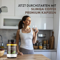 Thumbnail for Frau hält ein Wasserglas in einer Küche neben einer Dose Slimqa Coffee Premium Kapseln auf dem Tisch
