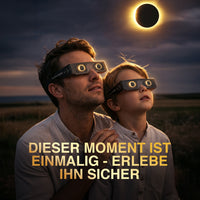 Thumbnail for Mann und Kind tragen Schutzbrillen vor Sonnenfinsternis mit Schrift erlebe ihn sicher