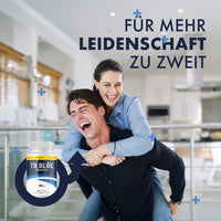 Thumbnail for TB Blue Complex neben lachendem Paar im Wohnraum, Frau auf dem Rücken des Mannes und Werbetext