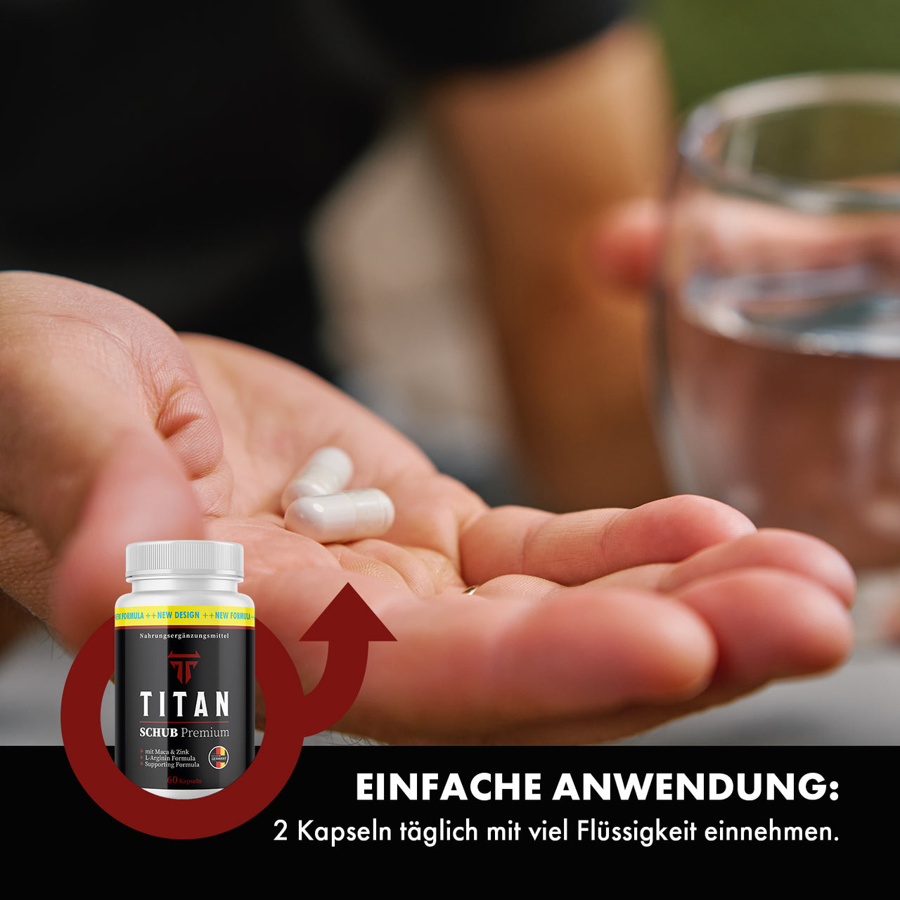 Hand mit zwei Kapseln, Glas Wasser im Hintergrund, unten Produktabbildung Titan Kapseln sichtbar