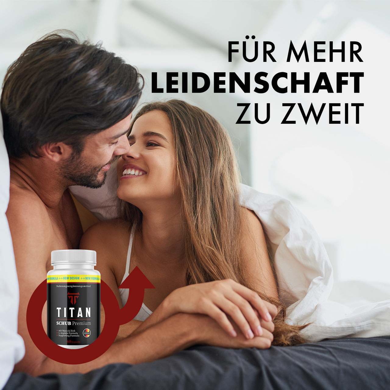 Paar liegt eng umschlungen im Bett und lächelt sich an, daneben Produktabbildung Titan Kapseln mit Werbetext