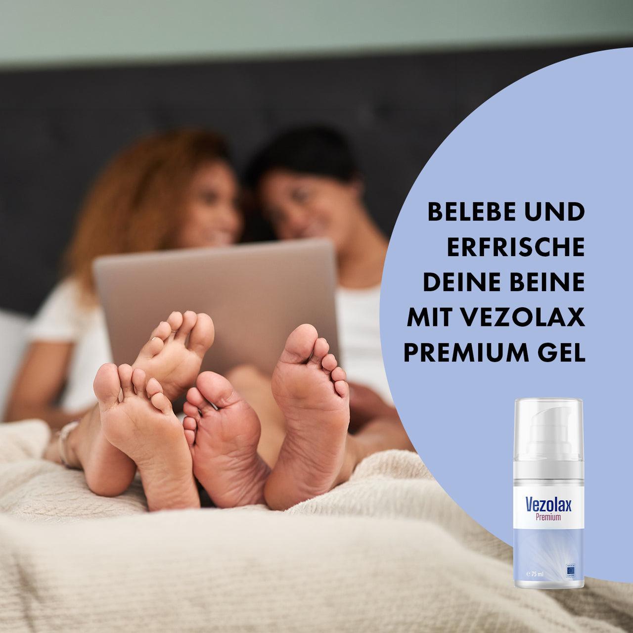 Zwei Personen sitzen im Bett, Füße deutlich im Vordergrund, daneben Vezolax Premium Gel und Text