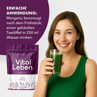 Thumbnail for Vital Leben Beutel mit Anwendungstext, Frau hält ein Glas mit grünem Getränk in der Hand rechts