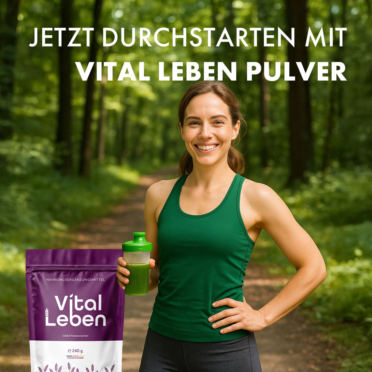 Frau im Wald hält grünen Shaker, daneben Vital Leben Pulverbeutel und großer weißer Schriftzug
