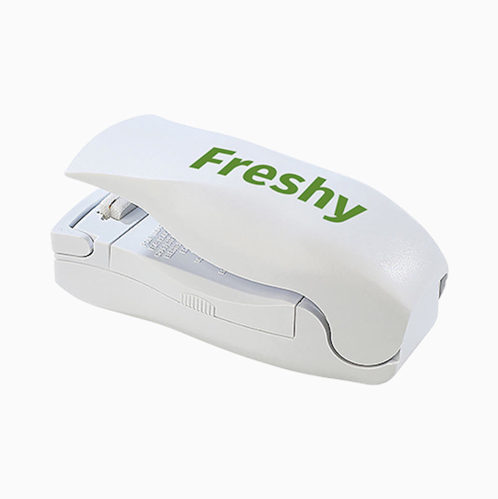 Handliches weißes Gerät mit grünem Aufdruck Freshy auf heller Fläche