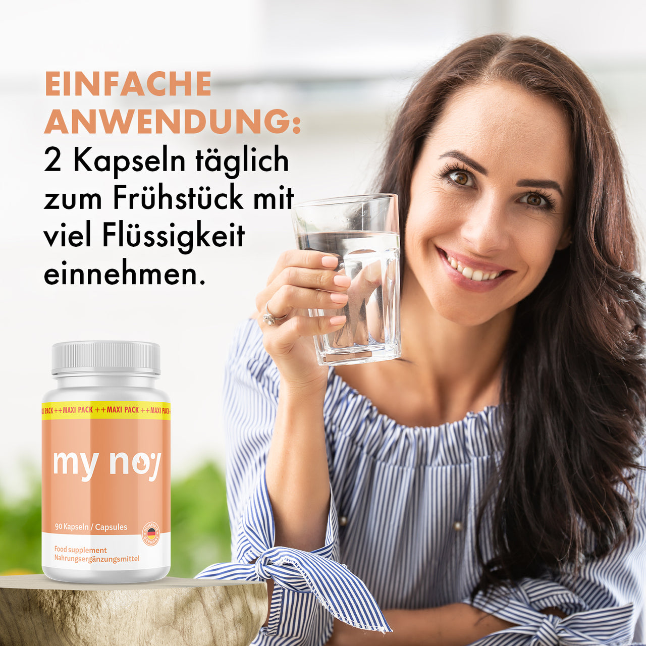 My Noj Kapseln Dose neben Frau, die ein Glas Wasser hält, mit Einnahmehinweis links im Bild