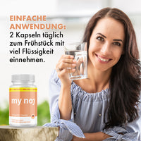 Thumbnail for My Noj Kapseln Dose neben Frau, die ein Glas Wasser hält, mit Einnahmehinweis links im Bild