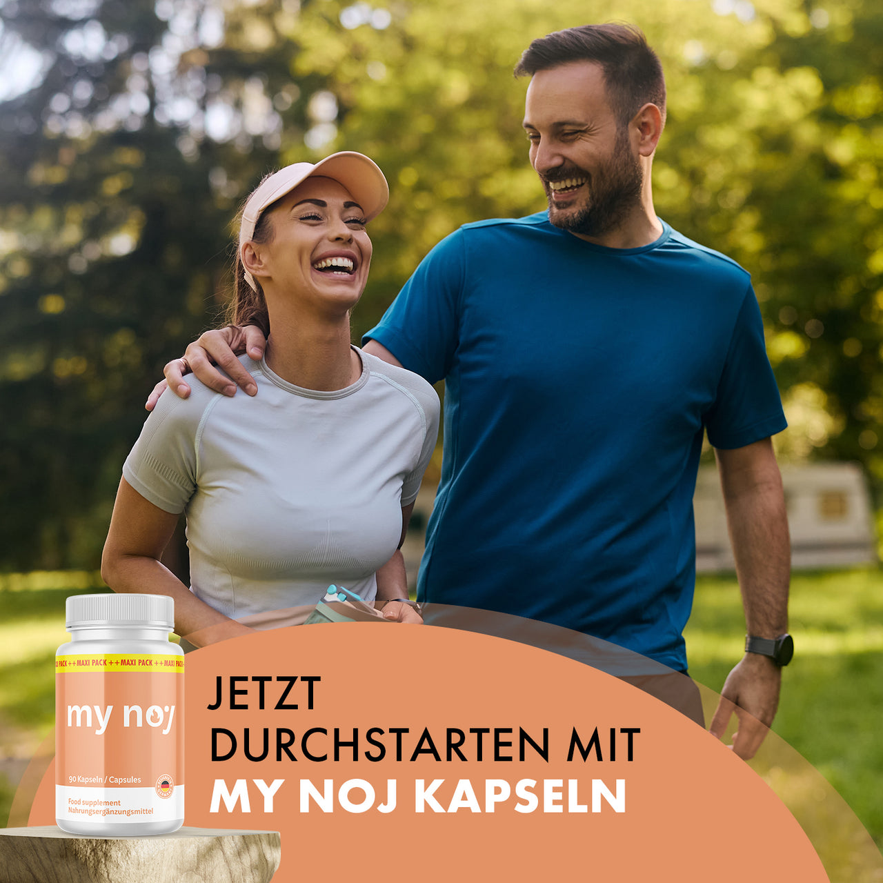 My Noj Kapseln Dose neben lachendem Paar im Freien mit großem Schriftzug unten im Bild sichtbar