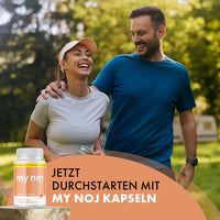 Thumbnail for My Noj Kapseln Dose neben lachendem Paar im Freien mit großem Schriftzug unten im Bild sichtbar