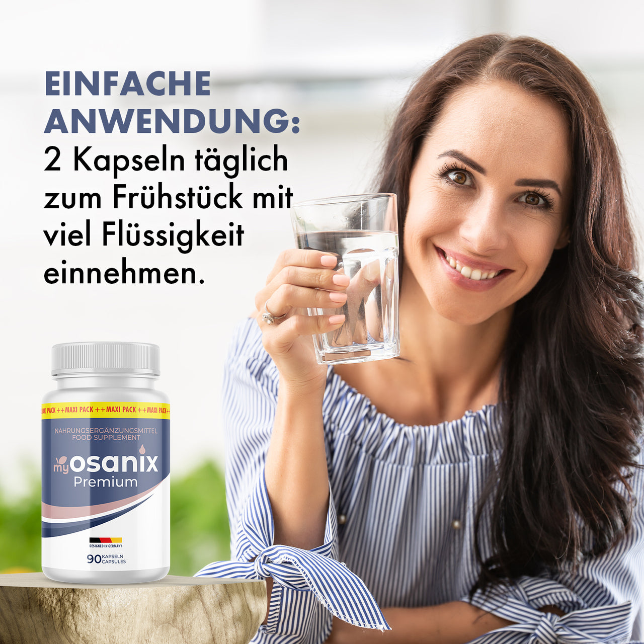 Frau hält ein Glas Wasser neben myosanix Premium mit Einnahmehinweis zu 2 Kapseln täglich morgens