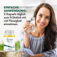 Thumbnail for pb caps Dose auf Holzsockel, daneben Frau mit Wasserglas und Dosierhinweis im Bild sichtbar